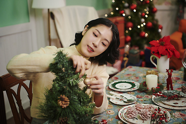 포토 JPG 우먼라이프 여자 크리스마스 실내 한명 미소 상반신 20대 성인 앞모습 아웃포커스 크리스마스트리 파티 한국인 꾸미기 미니트리 성인여자한명만 국내포토 1 라이프스타일 기념일 뷰포인트 촬영기법 표정 사람 동양인 이벤트 청년 내부 여자한명만 성인여자만 파일형식