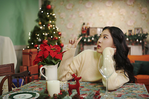 포토 JPG 우먼라이프 응시 여자 크리스마스 생각 실내 무표정 한명 상반신 20대 성인 앞모습 옆모습 파티 턱괴기 한국인 가리킴 고민 포인세티아 성인여자한명만 국내포토 1 라이프스타일 시선 기념일 꽃 감정 뷰포인트 모션 표정 사람 동양인 손짓 이벤트 청년 내부 여자한명만 성인여자만 파일형식