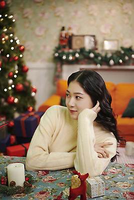 포토 JPG 우먼라이프 응시 여자 크리스마스 실내 한명 미소 상반신 20대 성인 앞모습 아웃포커스 파티 턱괴기 한국인 성인여자한명만 국내포토 1 라이프스타일 시선 기념일 뷰포인트 모션 촬영기법 표정 사람 동양인 이벤트 청년 내부 여자한명만 성인여자만 파일형식