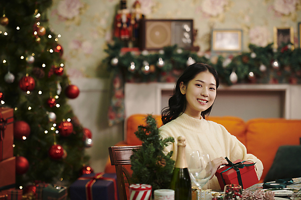 포토 JPG 우먼라이프 응시 여자 크리스마스 실내 한명 미소 상반신 20대 성인 앞모습 옆모습 아웃포커스 선물상자 크리스마스트리 파티 한국인 성인여자한명만 국내포토 1 라이프스타일 시선 기념일 뷰포인트 촬영기법 표정 선물 사람 동양인 이벤트 청년 내부 상자 여자한명만 성인여자만 파일형식