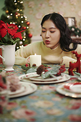 포토 JPG 우먼라이프 여자 크리스마스 초 촛불 실내 한명 상반신 20대 성인 앞모습 아웃포커스 파티 한국인 소프트포커스 불기 성인여자한명만 바람불기 국내포토 1 라이프스타일 기념일 뷰포인트 모션 촬영기법 사람 동양인 이벤트 청년 내부 여자한명만 성인여자만 파일형식