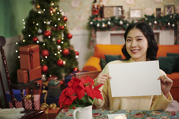 포토 JPG 우먼라이프 배너 응시 여자 크리스마스 사각프레임 실내 한명 미소 들기 상반신 20대 성인 앞모습 아웃포커스 크리스마스트리 파티 한국인 보여주기 성인여자한명만 국내포토 1 라이프스타일 시선 기념일 뷰포인트 모션 프레임 촬영기법 표정 사람 동양인 이벤트 청년 내부 사각형 여자한명만 성인여자만 파일형식