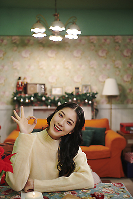 포토 JPG 우먼라이프 응시 여자 크리스마스 실내 한명 미소 손짓 상반신 20대 성인 앞모습 파티 한국인 OK 성인여자한명만 국내포토 1 라이프스타일 시선 기념일 뷰포인트 모션 표정 사람 동양인 이벤트 청년 내부 여자한명만 성인여자만 파일형식