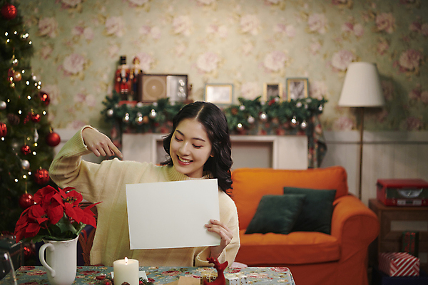 포토 JPG 우먼라이프 배너 여자 크리스마스 사각프레임 실내 한명 미소 들기 상반신 20대 성인 앞모습 파티 한국인 가리킴 보여주기 성인여자한명만 국내포토 1 라이프스타일 기념일 뷰포인트 모션 프레임 표정 사람 동양인 손짓 이벤트 청년 내부 사각형 여자한명만 성인여자만 파일형식