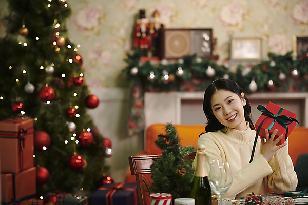 포토 JPG 우먼라이프 여자 크리스마스 실내 한명 미소 들기 상반신 20대 성인 앞모습 아웃포커스 선물상자 파티 한국인 성인여자한명만 국내포토 1 라이프스타일 기념일 뷰포인트 모션 촬영기법 표정 선물 사람 동양인 이벤트 청년 내부 상자 여자한명만 성인여자만 파일형식