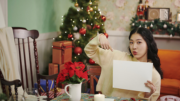 포토 JPG 우먼라이프 배너 응시 여자 크리스마스 사각프레임 실내 한명 들기 상반신 20대 성인 앞모습 파티 한국인 가리킴 보여주기 성인여자한명만 국내포토 1 라이프스타일 시선 기념일 뷰포인트 모션 프레임 사람 동양인 손짓 이벤트 청년 내부 사각형 여자한명만 성인여자만 파일형식