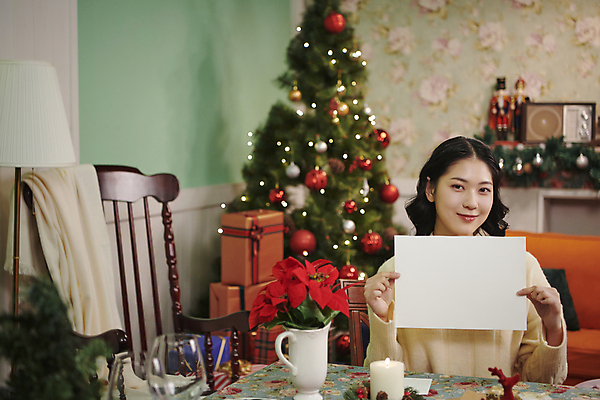 포토 JPG 우먼라이프 배너 응시 여자 크리스마스 사각프레임 실내 한명 미소 들기 상반신 20대 성인 앞모습 파티 한국인 보여주기 성인여자한명만 국내포토 1 라이프스타일 시선 기념일 뷰포인트 모션 프레임 표정 사람 동양인 이벤트 청년 내부 사각형 여자한명만 성인여자만 파일형식