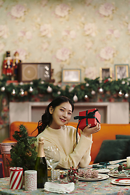 포토 JPG 우먼라이프 여자 크리스마스 실내 한명 미소 들기 상반신 20대 성인 앞모습 아웃포커스 선물상자 파티 한국인 성인여자한명만 국내포토 1 라이프스타일 기념일 뷰포인트 모션 촬영기법 표정 선물 사람 동양인 이벤트 청년 내부 상자 여자한명만 성인여자만 파일형식