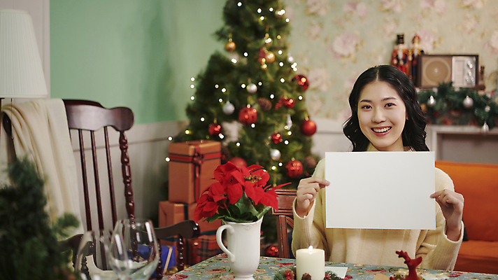 포토 JPG 우먼라이프 배너 여자 크리스마스 사각프레임 실내 한명 미소 들기 상반신 20대 성인 앞모습 파티 한국인 보여주기 성인여자한명만 국내포토 1 라이프스타일 기념일 뷰포인트 모션 프레임 표정 사람 동양인 이벤트 청년 내부 사각형 여자한명만 성인여자만 파일형식