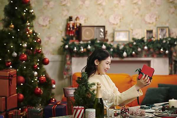 포토 JPG 우먼라이프 여자 행복 크리스마스 실내 한명 미소 들기 상반신 20대 성인 옆모습 선물상자 크리스마스트리 파티 한국인 성인여자한명만 국내포토 1 라이프스타일 기념일 감정 뷰포인트 모션 표정 선물 사람 동양인 이벤트 청년 내부 상자 여자한명만 성인여자만 파일형식