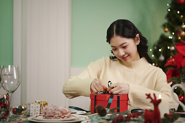 포토 JPG 우먼라이프 여자 크리스마스 실내 선물포장 한명 미소 상반신 20대 성인 앞모습 선물상자 파티 한국인 묶기 성인여자한명만 국내포토 1 라이프스타일 기념일 뷰포인트 포장 모션 표정 선물 사람 동양인 이벤트 청년 내부 상자 여자한명만 성인여자만 파일형식