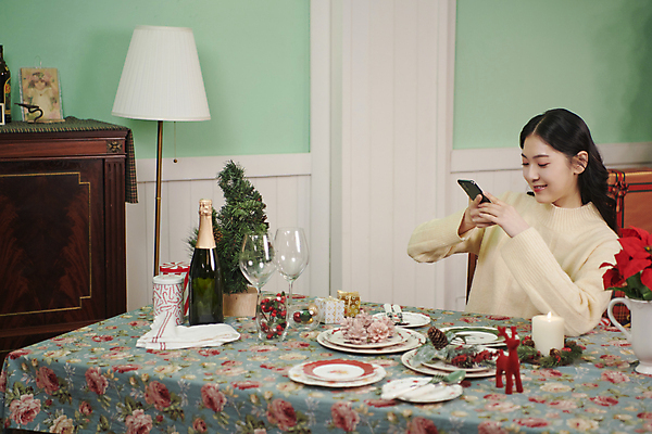 포토 JPG 우먼라이프 여자 크리스마스 식탁 실내 한명 미소 들기 상반신 20대 성인 옆모습 스마트폰 파티 사진촬영 한국인 상차림 성인여자한명만 국내포토 1 라이프스타일 기념일 뷰포인트 모션 탁자 표정 사람 동양인 이벤트 청년 내부 핸드폰 스마트기기 촬영 여자한명만 성인여자만 파일형식