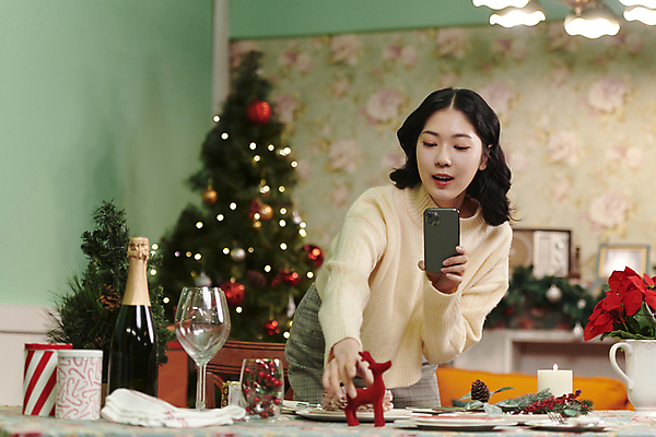 포토 JPG 우먼라이프 여자 크리스마스 실내 한명 들기 상반신 20대 성인 앞모습 아웃포커스 스마트폰 파티 사진촬영 한국인 잡기 상차림 성인여자한명만 국내포토 1 라이프스타일 기념일 뷰포인트 모션 촬영기법 사람 동양인 이벤트 청년 내부 핸드폰 스마트기기 촬영 여자한명만 성인여자만 파일형식