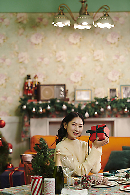 포토 JPG 우먼라이프 여자 크리스마스 실내 한명 미소 들기 상반신 20대 성인 옆모습 아웃포커스 선물상자 파티 한국인 보여주기 성인여자한명만 국내포토 1 라이프스타일 기념일 뷰포인트 모션 촬영기법 표정 선물 사람 동양인 이벤트 청년 내부 상자 여자한명만 성인여자만 파일형식