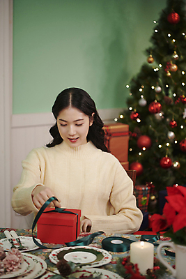 포토 JPG 우먼라이프 여자 크리스마스 실내 선물포장 한명 상반신 20대 성인 앞모습 선물상자 파티 한국인 잡기 묶기 성인여자한명만 국내포토 1 라이프스타일 기념일 뷰포인트 포장 모션 선물 사람 동양인 이벤트 청년 내부 상자 여자한명만 성인여자만 파일형식