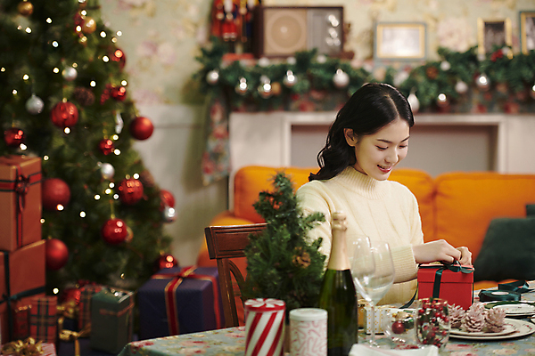 포토 JPG 우먼라이프 여자 크리스마스 실내 선물포장 한명 미소 상반신 20대 성인 옆모습 선물상자 크리스마스트리 파티 한국인 묶기 성인여자한명만 국내포토 1 라이프스타일 기념일 뷰포인트 포장 모션 표정 선물 사람 동양인 이벤트 청년 내부 상자 여자한명만 성인여자만 파일형식