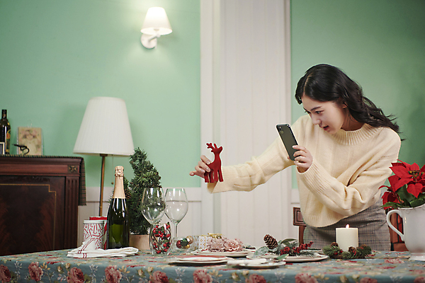 포토 JPG 우먼라이프 여자 크리스마스 실내 한명 들기 상반신 20대 성인 옆모습 스마트폰 파티 사진촬영 한국인 상차림 집중 성인여자한명만 국내포토 1 라이프스타일 기념일 뷰포인트 컨셉 모션 사람 동양인 이벤트 청년 내부 핸드폰 스마트기기 촬영 여자한명만 성인여자만 파일형식