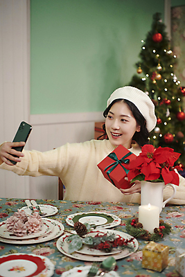 포토 JPG 우먼라이프 여자 크리스마스 실내 한명 미소 들기 상반신 20대 성인 앞모습 선물상자 스마트폰 파티 한국인 상차림 셀프카메라 베레모 성인여자한명만 국내포토 모자_잡화 1 라이프스타일 기념일 뷰포인트 모션 표정 선물 사람 동양인 이벤트 청년 내부 핸드폰 스마트기기 상자 사진촬영 여자한명만 성인여자만 파일형식