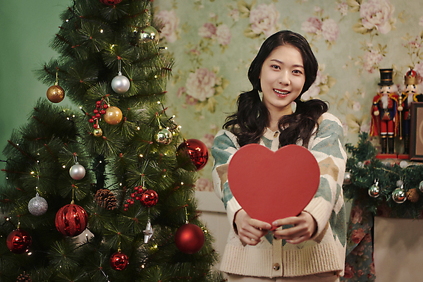 포토 JPG 우먼라이프 여자 크리스마스 양갈래머리 실내 한명 웃음 들기 상반신 20대 성인 앞모습 선물상자 크리스마스트리 파티 한국인 손내밀기 하트상자 성인여자한명만 국내포토 1 라이프스타일 헤어스타일 기념일 뷰포인트 모션 표정 선물 사람 동양인 손짓 이벤트 청년 내부 상자 여자한명만 성인여자만 파일형식