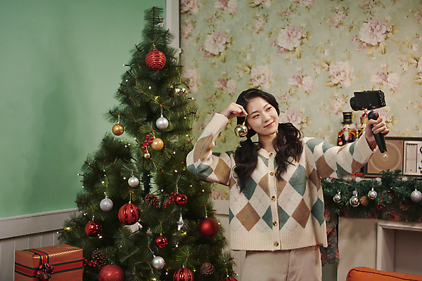 포토 JPG 우먼라이프 여자 크리스마스 양갈래머리 실내 한명 미소 들기 상반신 20대 성인 앞모습 크리스마스트리 파티 한국인 성인여자한명만 오너먼트 크리에이터 브이로그 셀프캠 국내포토 직업 1 라이프스타일 헤어스타일 기념일 뷰포인트 크리스마스장식 모션 표정 사람 동양인 이벤트 청년 내부 촬영 셀프카메라 동영상 여자한명만 성인여자만 파일형식 1인미디어