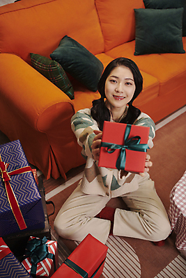 포토 JPG 우먼라이프 여자 크리스마스 양갈래머리 실내 한명 미소 들기 앉기 상반신 20대 성인 앞모습 선물상자 소파 파티 한국인 손내밀기 성인여자한명만 국내포토 1 라이프스타일 헤어스타일 기념일 뷰포인트 의자 모션 표정 선물 사람 동양인 손짓 이벤트 청년 내부 상자 여자한명만 성인여자만 파일형식