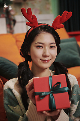 포토 JPG 우먼라이프 여자 크리스마스 양갈래머리 실내 한명 미소 들기 근접촬영 상반신 20대 성인 앞모습 아웃포커스 선물상자 파티 한국인 보여주기 루돌프머리띠 성인여자한명만 국내포토 1 라이프스타일 헤어스타일 기념일 뷰포인트 모션 촬영기법 표정 선물 사람 동양인 이벤트 청년 내부 상자 머리띠 여자한명만 성인여자만 파일형식