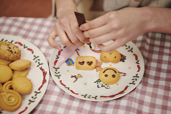 포토 JPG 접시 손 크리스마스 식탁 실내 근접촬영 신체부위 파티 쿠키 제과 초콜릿 짜기 국내포토 식기 기념일 뷰포인트 모션 탁자 디저트 사람 이벤트 내부 제과제빵 파일형식