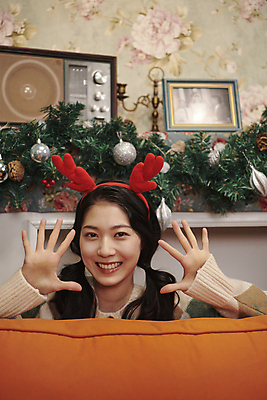 포토 JPG 우먼라이프 여자 크리스마스 장난 양갈래머리 실내 한명 미소 손짓 상반신 20대 성인 앞모습 파티 귀여움 한국인 루돌프머리띠 성인여자한명만 나오기 국내포토 1 라이프스타일 헤어스타일 기념일 뷰포인트 컨셉 모션 표정 사람 동양인 이벤트 청년 내부 머리띠 여자한명만 성인여자만 파일형식