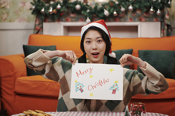 포토 JPG 우먼라이프 여자 크리스마스 산타모자 양갈래머리 크리스마스카드 실내 한명 웃음 들기 상반신 20대 성인 앞모습 파티 한국인 잡기 그림 보여주기 성인여자한명만 국내포토 카드프레임 모자_잡화 1 라이프스타일 헤어스타일 기념일 뷰포인트 모션 카드_감사 프레임 표정 사람 동양인 이벤트 청년 내부 여자한명만 성인여자만 파일형식