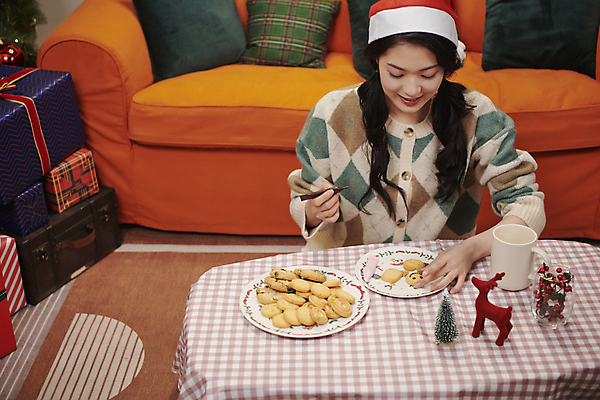 포토 JPG 우먼라이프 여자 크리스마스 식탁 양갈래머리 실내 한명 미소 들기 상반신 20대 성인 앞모습 파티 쿠키 제과 한국인 성인여자한명만 국내포토 1 라이프스타일 헤어스타일 기념일 뷰포인트 모션 탁자 디저트 표정 사람 동양인 이벤트 청년 내부 제과제빵 여자한명만 성인여자만 파일형식