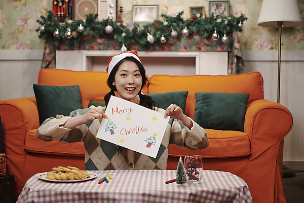 포토 JPG 우먼라이프 여자 크리스마스 산타모자 양갈래머리 크리스마스카드 실내 한명 미소 들기 상반신 20대 성인 앞모습 파티 한국인 잡기 그림 보여주기 성인여자한명만 국내포토 카드프레임 모자_잡화 1 라이프스타일 헤어스타일 기념일 뷰포인트 모션 카드_감사 프레임 표정 사람 동양인 이벤트 청년 내부 여자한명만 성인여자만 파일형식