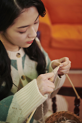 포토 JPG 우먼라이프 여자 크리스마스 양갈래머리 실내 한명 들기 상반신 20대 성인 취미 옆모습 아웃포커스 파티 한국인 뜨개질 집중 대바늘 성인여자한명만 국내포토 1 라이프스타일 헤어스타일 기념일 뷰포인트 컨셉 모션 촬영기법 사람 동양인 이벤트 청년 내부 여자한명만 성인여자만 파일형식