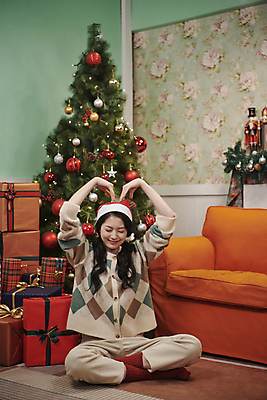 포토 JPG 전신 우먼라이프 여자 크리스마스 거실 산타모자 양갈래머리 실내 한명 미소 앉기 20대 성인 앞모습 선물상자 소파 크리스마스트리 파티 눈감음 한국인 손하트 성인여자한명만 국내포토 모자_잡화 1 라이프스타일 헤어스타일 기념일 뷰포인트 의자 모션 표정 선물 사람 동양인 손짓 이벤트 청년 내부 상자 여자한명만 성인여자만 파일형식