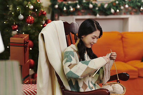 포토 JPG 우먼라이프 여자 크리스마스 양갈래머리 실내 한명 미소 들기 앉기 상반신 20대 성인 취미 옆모습 파티 한국인 뜨개질 집중 흔들의자 성인여자한명만 국내포토 1 라이프스타일 헤어스타일 기념일 뷰포인트 컨셉 의자 모션 표정 사람 동양인 이벤트 청년 내부 여자한명만 성인여자만 파일형식