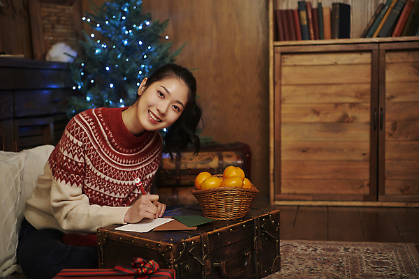 포토 JPG 우먼라이프 여자 크리스마스 귤 실내 한명 미소 상반신 20대 성인 옆모습 한국인 기록 편지 다락방 편지쓰기 성인여자한명만 국내포토 1 라이프스타일 기념일 뷰포인트 과일 표정 사람 동양인 청년 내부 여자한명만 성인여자만 파일형식