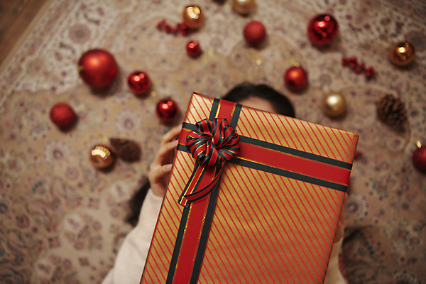 포토 JPG 우먼라이프 여자 크리스마스 바닥 실내 크리스마스선물 한명 상반신 20대 성인 앞모습 아웃포커스 선물상자 눕기 한국인 얼굴가리기 성인여자한명만 국내포토 1 라이프스타일 기념일 뷰포인트 모션 촬영기법 선물 사람 동양인 청년 내부 상자 가림 여자한명만 성인여자만 파일형식