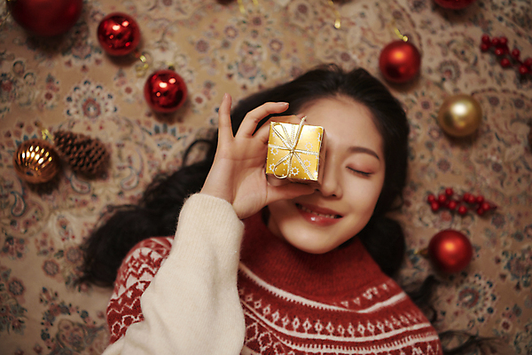 포토 JPG 우먼라이프 여자 크리스마스 바닥 실내 한명 미소 들기 상반신 20대 성인 앞모습 선물상자 눕기 한국인 눈가림 미니 성인여자한명만 국내포토 1 라이프스타일 기념일 뷰포인트 모션 표정 선물 사람 동양인 청년 내부 상자 가림 여자한명만 성인여자만 파일형식
