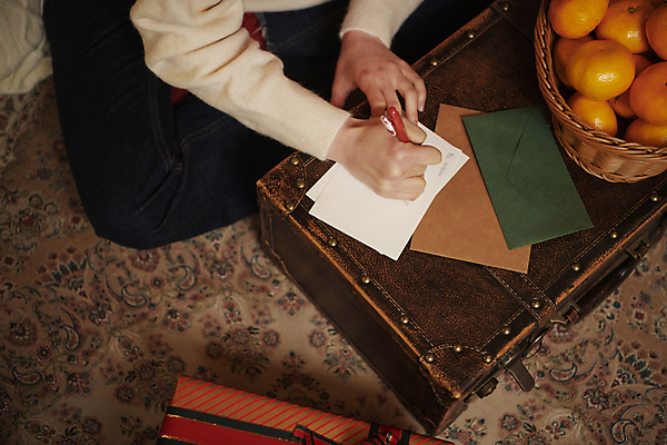 포토 JPG 우먼라이프 손 여자 크리스마스 귤 실내 한명 20대 성인 여행가방 한국인 하반신 기록 편지 받침대 다락방 편지쓰기 성인여자한명만 국내포토 1 라이프스타일 기념일 가방 과일 사람 동양인 청년 내부 신체부위 여자한명만 성인여자만 파일형식