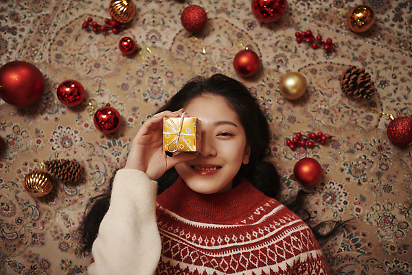 포토 JPG 우먼라이프 여자 크리스마스 바닥 실내 한명 미소 상반신 20대 성인 앞모습 선물상자 눕기 한국인 눈가림 미니 성인여자한명만 오너먼트 국내포토 1 라이프스타일 기념일 뷰포인트 크리스마스장식 모션 표정 선물 사람 동양인 청년 내부 상자 가림 여자한명만 성인여자만 파일형식