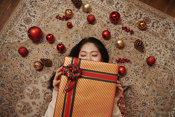 포토 JPG 우먼라이프 여자 크리스마스 바닥 실내 한명 들기 상반신 20대 성인 앞모습 선물상자 눕기 눈감음 한국인 입가림 성인여자한명만 오너먼트 국내포토 1 라이프스타일 기념일 뷰포인트 크리스마스장식 모션 선물 사람 동양인 청년 내부 상자 가림 여자한명만 성인여자만 파일형식