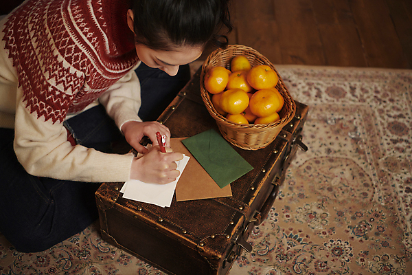 포토 JPG 전신 우먼라이프 여자 크리스마스 귤 실내 한명 앉기 20대 성인 옆모습 여행가방 한국인 기록 편지 받침대 다락방 편지쓰기 성인여자한명만 국내포토 1 라이프스타일 기념일 뷰포인트 가방 과일 모션 사람 동양인 청년 내부 여자한명만 성인여자만 파일형식