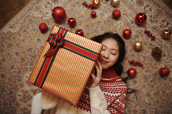 포토 JPG 우먼라이프 여자 크리스마스 바닥 실내 한명 미소 상반신 20대 성인 앞모습 선물상자 눕기 눈감음 한국인 성인여자한명만 오너먼트 국내포토 1 라이프스타일 기념일 뷰포인트 크리스마스장식 모션 표정 선물 사람 동양인 청년 내부 상자 여자한명만 성인여자만 파일형식