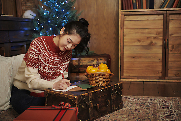 포토 JPG 전신 우먼라이프 여자 크리스마스 귤 실내 숙이기 한명 미소 앉기 20대 성인 옆모습 여행가방 한국인 기록 편지 받침대 다락방 편지쓰기 성인여자한명만 국내포토 1 라이프스타일 기념일 뷰포인트 포즈 가방 과일 모션 표정 사람 동양인 청년 내부 여자한명만 성인여자만 파일형식