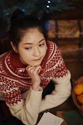 포토 JPG 우먼라이프 여자 크리스마스 생각 실내 한명 근접촬영 상반신 20대 성인 앞모습 아웃포커스 턱괴기 한국인 고민 편지쓰기 성인여자한명만 국내포토 1 라이프스타일 기념일 감정 뷰포인트 모션 촬영기법 사람 동양인 청년 내부 기록 편지 여자한명만 성인여자만 파일형식