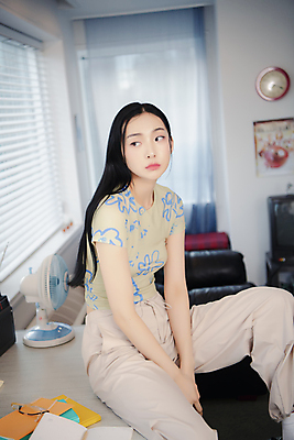 포토 JPG 우먼라이프 응시 여자 패션 실내 한명 앉기 상반신 20대 성인 옆모습 한국인 곁눈질 의료성형뷰티 싱글라이프 성인여자한명만 힙스터 뉴트로 국내포토 1 라이프스타일 시선 뷰포인트 모션 사람 동양인 청년 내부 복고 여자한명만 성인여자만 파일형식