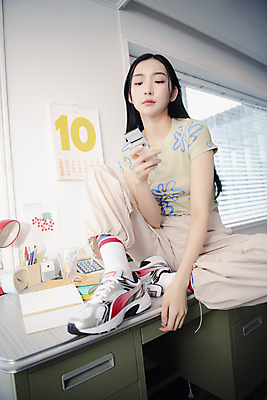 포토 JPG 전신 우먼라이프 응시 여자 패션 실내 무표정 한명 들기 앉기 20대 성인 앞모습 스마트폰 한국인 확인 의료성형뷰티 싱글라이프 성인여자한명만 힙스터 뉴트로 국내포토 1 라이프스타일 시선 감정 뷰포인트 모션 표정 사람 동양인 청년 내부 핸드폰 스마트기기 복고 여자한명만 성인여자만 파일형식