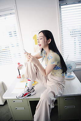 포토 JPG 전신 우먼라이프 응시 여자 패션 실내 한명 들기 앉기 20대 성인 옆모습 스마트폰 한국인 메롱 의료성형뷰티 싱글라이프 성인여자한명만 힙스터 뉴트로 국내포토 1 라이프스타일 시선 뷰포인트 모션 사람 동양인 청년 내부 핸드폰 스마트기기 복고 여자한명만 성인여자만 파일형식