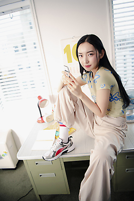 포토 JPG 전신 우먼라이프 응시 여자 패션 실내 한명 미소 들기 앉기 20대 성인 옆모습 스마트폰 한국인 의료성형뷰티 싱글라이프 성인여자한명만 힙스터 뉴트로 국내포토 1 라이프스타일 시선 뷰포인트 모션 표정 사람 동양인 청년 내부 핸드폰 스마트기기 복고 여자한명만 성인여자만 파일형식