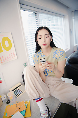 포토 JPG 우먼라이프 응시 여자 패션 실내 무표정 한명 들기 앉기 상반신 20대 성인 앞모습 스마트폰 한국인 의료성형뷰티 싱글라이프 성인여자한명만 힙스터 뉴트로 국내포토 1 라이프스타일 시선 감정 뷰포인트 모션 표정 사람 동양인 청년 내부 핸드폰 스마트기기 복고 여자한명만 성인여자만 파일형식