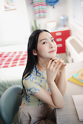 포토 JPG 우먼라이프 응시 여자 패션 실내 한명 미소 앉기 근접촬영 상반신 성인 옆모습 아웃포커스 연필 턱괴기 한국인 의료성형뷰티 싱글라이프 성인여자한명만 힙스터 뉴트로 국내포토 1 라이프스타일 시선 뷰포인트 모션 학용품 촬영기법 표정 사람 동양인 내부 필기구 복고 여자한명만 성인여자만 파일형식